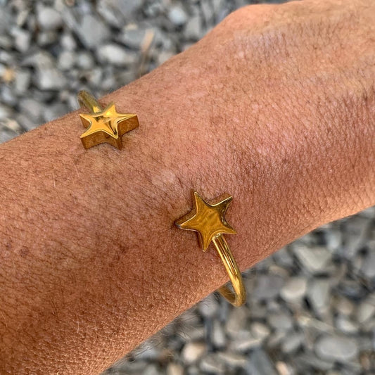 Pulsera abierta con doble estrella dorada