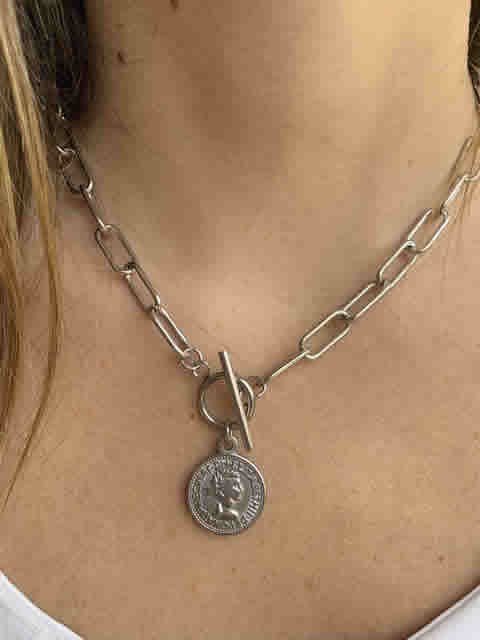 Collar con moneda plateada y cierre ancla plateado de acero quirúrgico