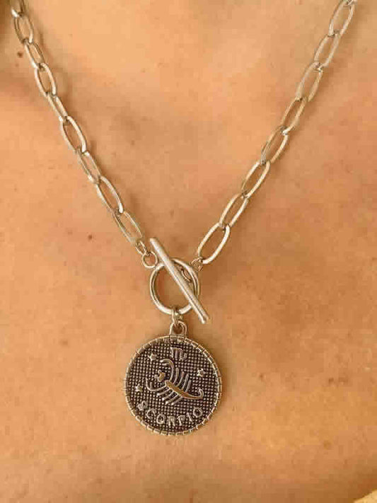 Collar con signo del zodiaco Escorpiòn plateado de acero quirúrgico