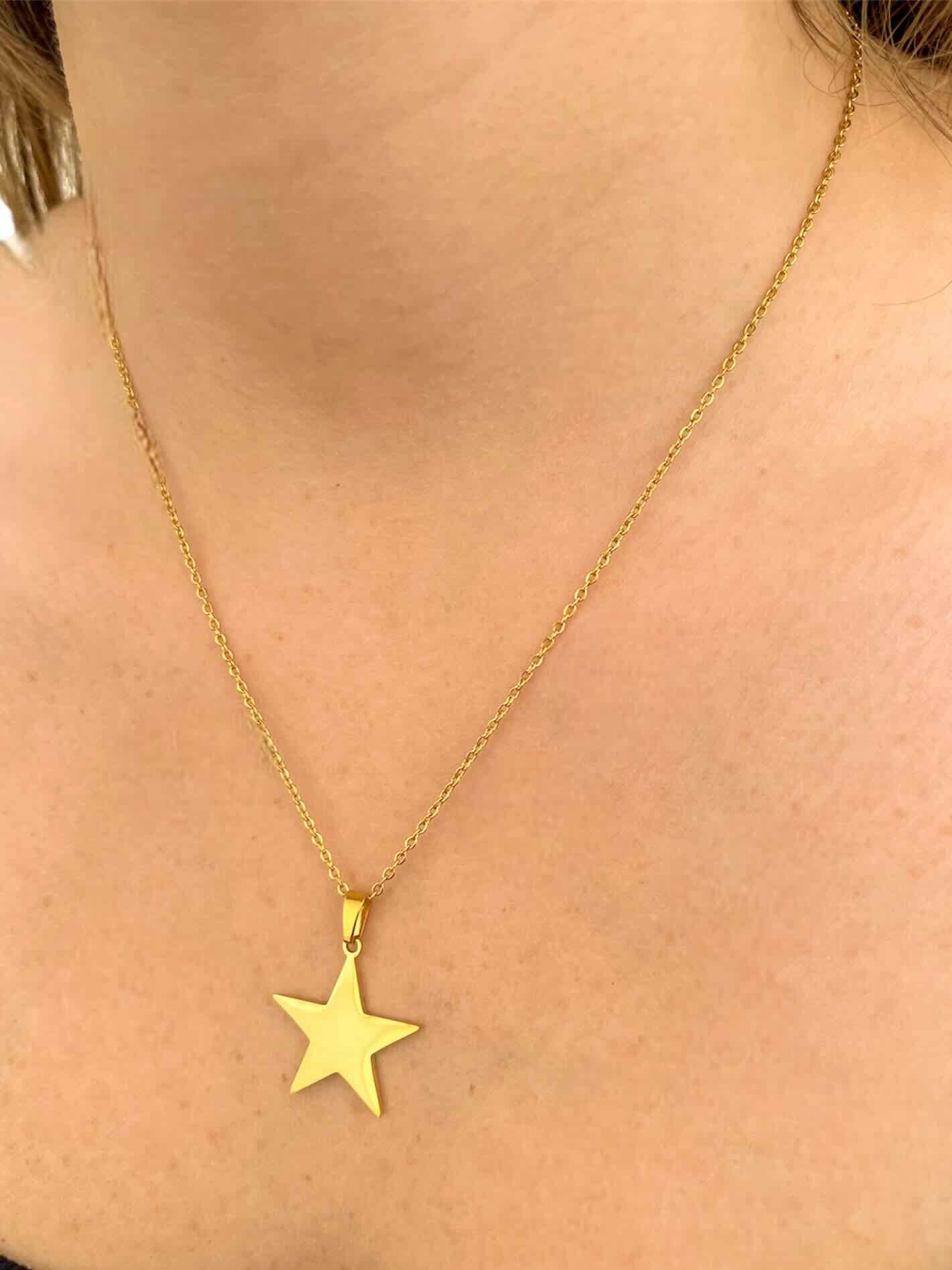 Collar con pequeña estrella colgante dorado de acero quirúrgico