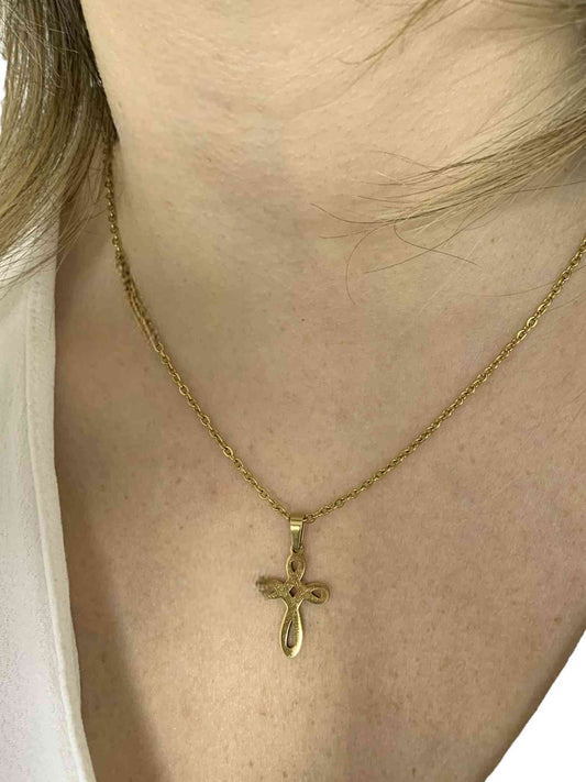 Collar con delicada cruz colgante dorado de acero quirúrgico